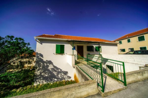 Apartments with a parking space Postira, Brac - 18472